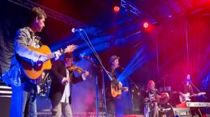 Sharon Shanon live with Mundy singing "The Galway Girl."
