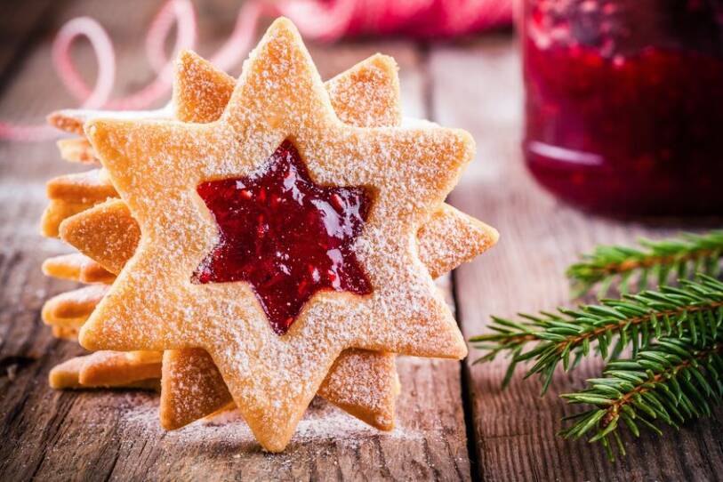 Christmas Linzer cookies with raspberry jam