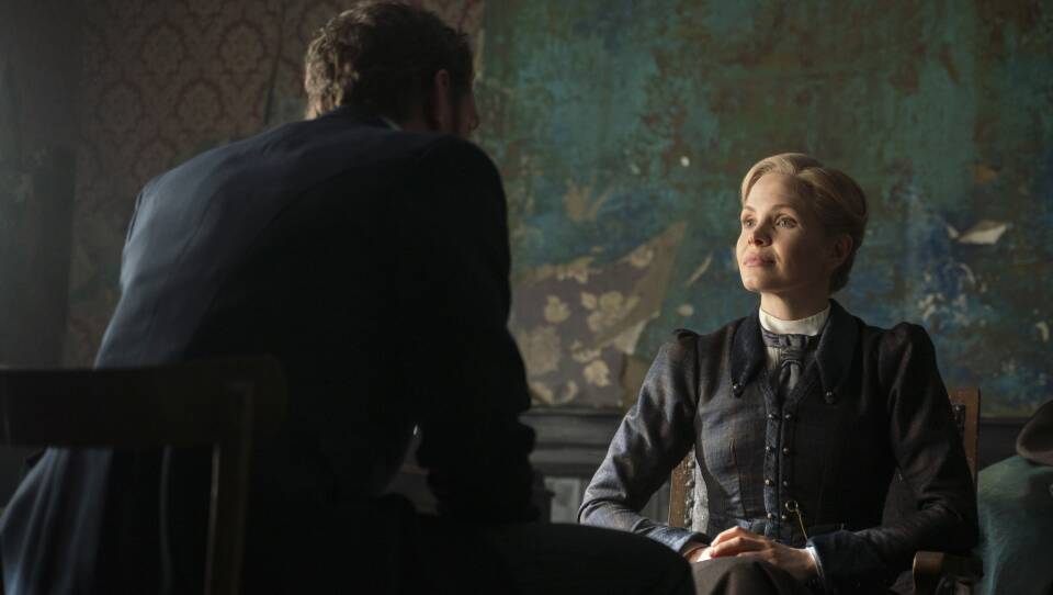 Alexander Blake (Tom Durant Pritchard) questions Eliza Scarlet (Kate Phillips)