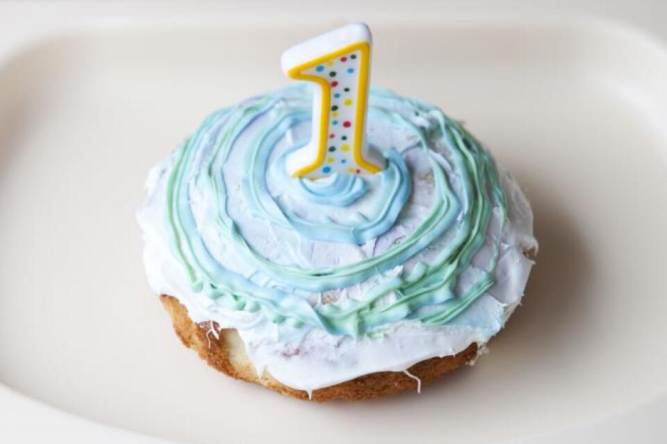 A smash cake with a #1 birthday candle.