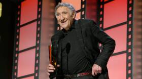 Judd Hirsch Accepts Best Supporting Actor Award