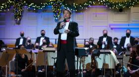 Keith Lockhart speaks from the stage at the Holiday Pops