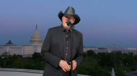 Trace Adkins Performs "Still a Soldier"