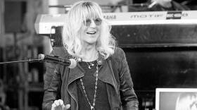 Christine McVie Performs "Stop Messin' Round"