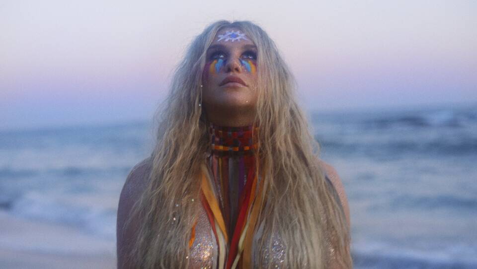 kesha_wide-c976c0e647755f8cbc26ef56ba9d51127cd984bd.jpg