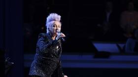 Cyndi Lauper Sings Blue