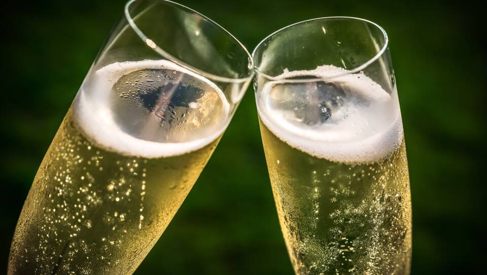 champagne-bubbles_custom-af74c6f865a963b9d7626976eeaf3fbf4fc4c55d.jpg