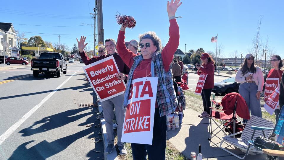 241108-Beverly-teachers-strike.jpg