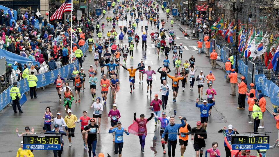 boston_marathon_runners_2015.jpg