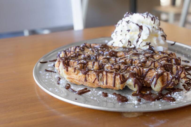 'Zinneken's Waffle' topped with strawberries, bananas and chocolate.