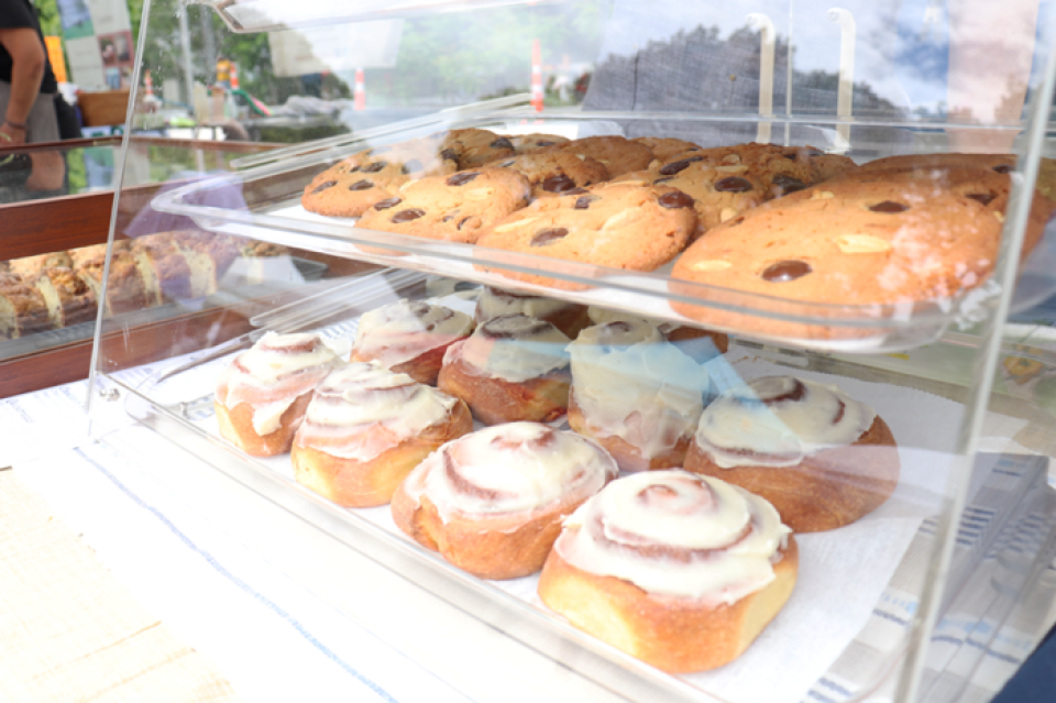 cinnamon_buns_and_cookies_farmers_market_harvard.png