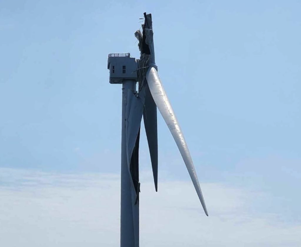 The broken Vineyard Wind turbine blade.